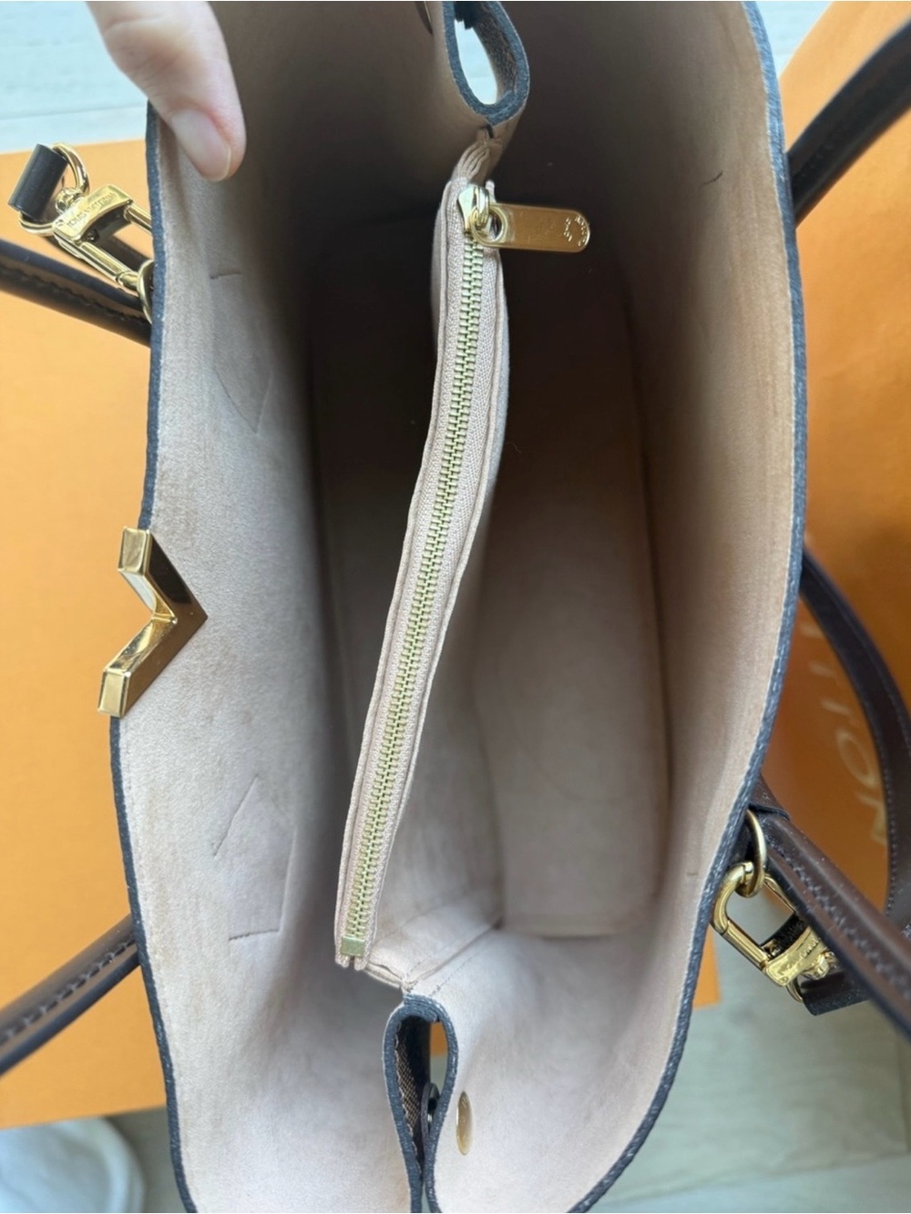 Louis Vuitton Brown Damier Ebene Tote with Gold V Detail - Picture 4 of 4